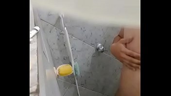 Batendo uma punhetinha gostosa no banho meu whats 24 981090028(só_ mulheres)